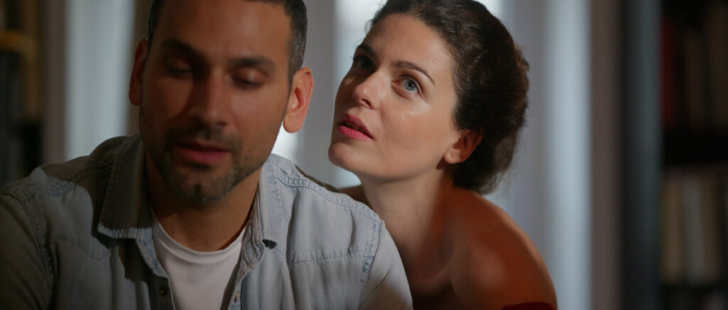 Duo d'acteurs jouant une scène de conflit lors d'un tournage de showreel en improvisant à Paris