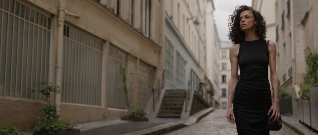 Scène de comédie tournée en extérieur pour le book vidéo d'une comédienne dans Paris