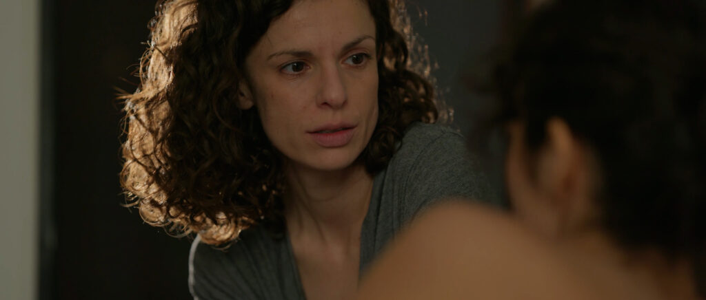 Comédienne en gros plan exprimant une émotion intense pour sa bande démo