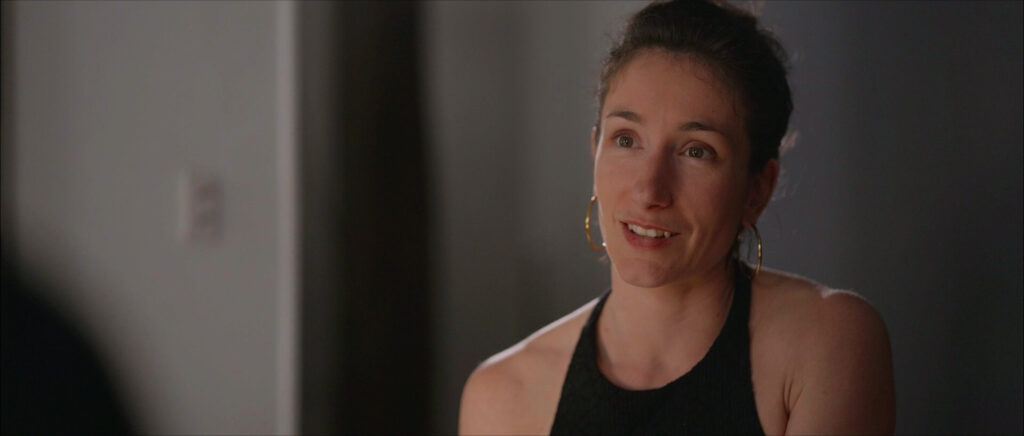 Comédienne en gros plan exprimant une émotion intense pour sa bande démo 
